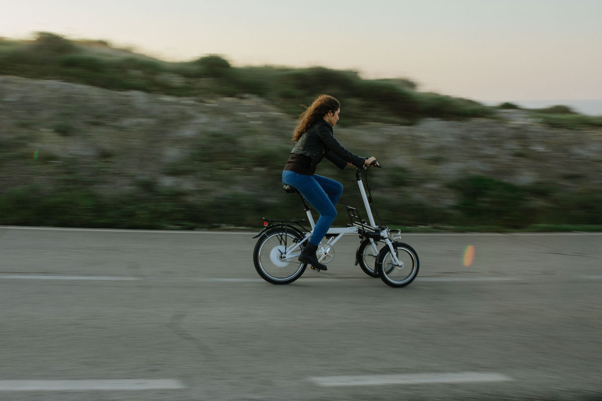 E-Bike mit drei Rädern und Neigetechnik