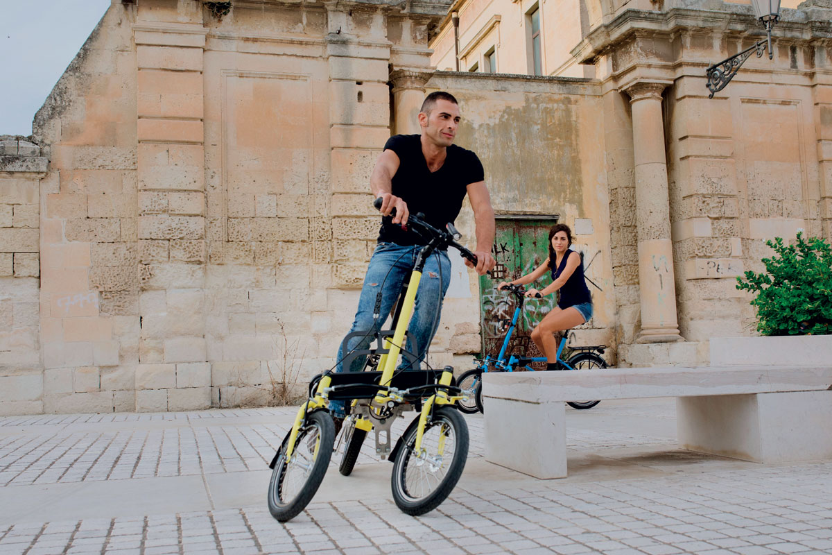 Vélo inclinable à trois roues
