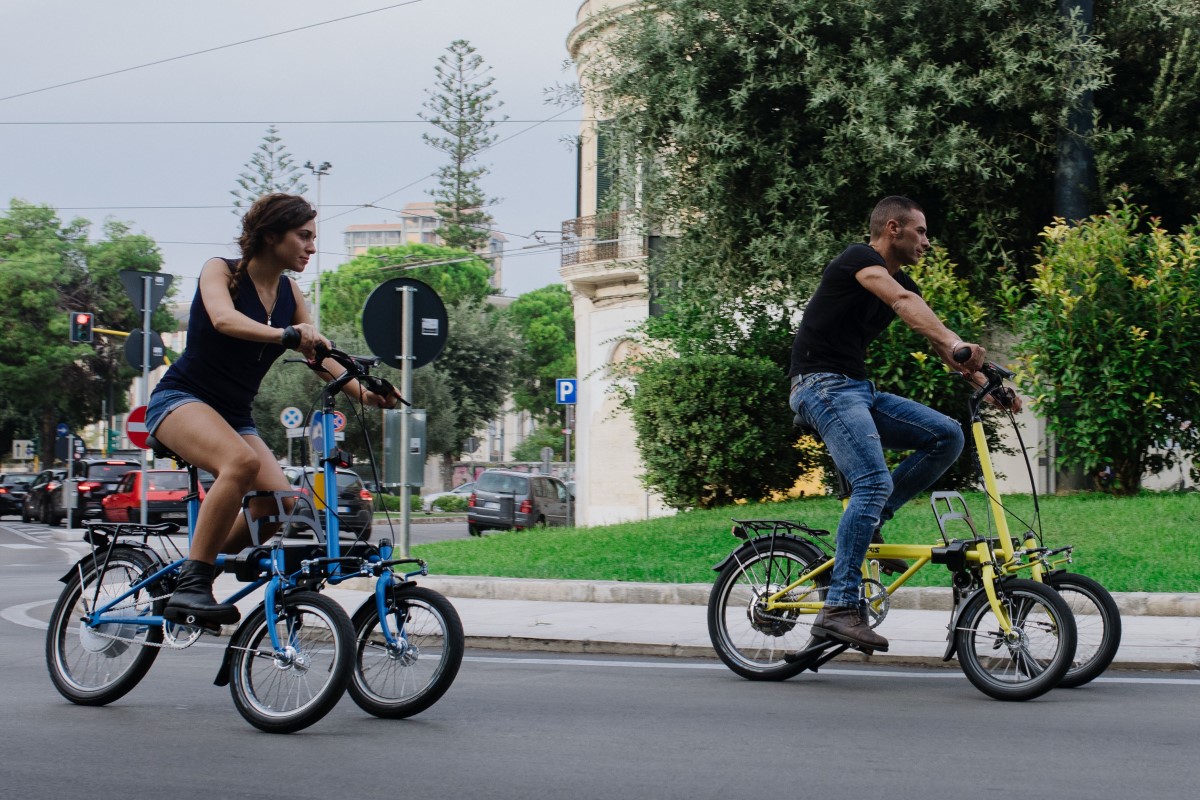Vélo inclinable à trois roues