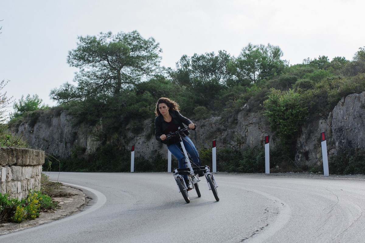 Vélo inclinable à trois roues