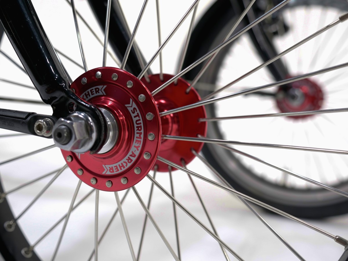 Vélo mécanique à trois roues inclinables